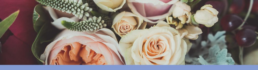 Synonyme de soutien et de sympathie, un bouquet de fleurs est l’occasion d’offrir un certain réconfort aux gens en deuil, tout en ajoutant une touche de couleurs à la cérémonie. Avant de sélectionner les fleurs qui constitueront l’arrangement floral, il est important d’en connaître leur signification et celles des couleurs qui le composeront.
