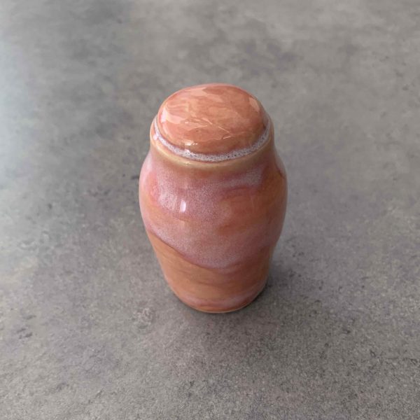 Reliquaire en forme de petite urne rose