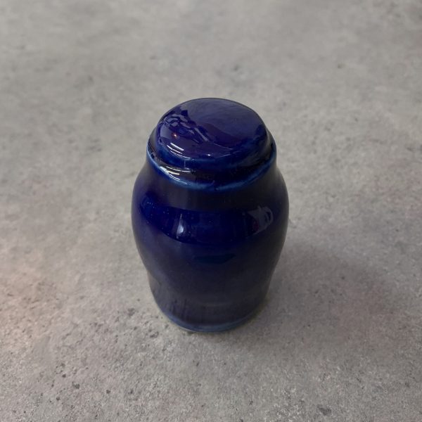 Reliquaire en forme de petite urne arrondie bleu royal