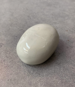 Reliquaire en forme de caillou oval blanc