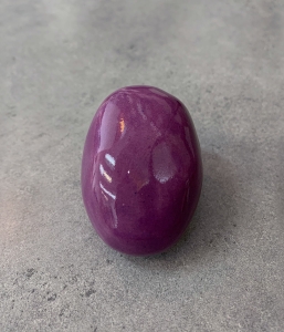 Reliquaire en forme de caillou oval mauve