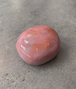 Reliquaire en forme de caillou rond rose
